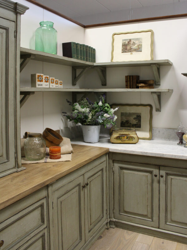Le mensole libere da struttura, nel composto pensile della cucina donano invece leggerezza, “luce” appunto, perché proprio la luce, intonata alla discreta raffinatezza dello stile deve contribuire a rendere questa cucina accogliente, familiare e piena di vita.