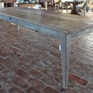 Table in aged wood