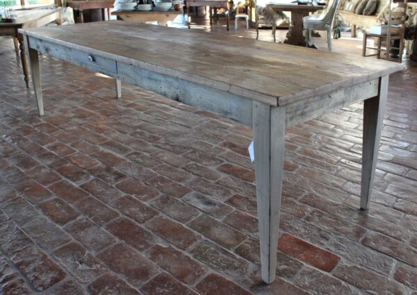 Table in aged wood